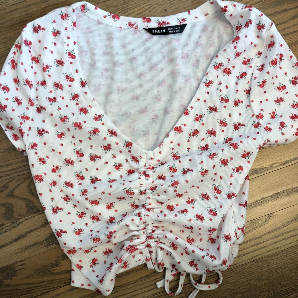 SHEIN CROPPED FLORAL SHORT SLEEVE TOP